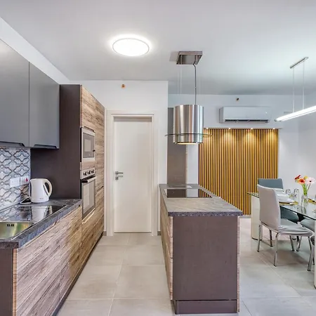 Apartment Stunning Heart Of St Julians Sleeps 4 *